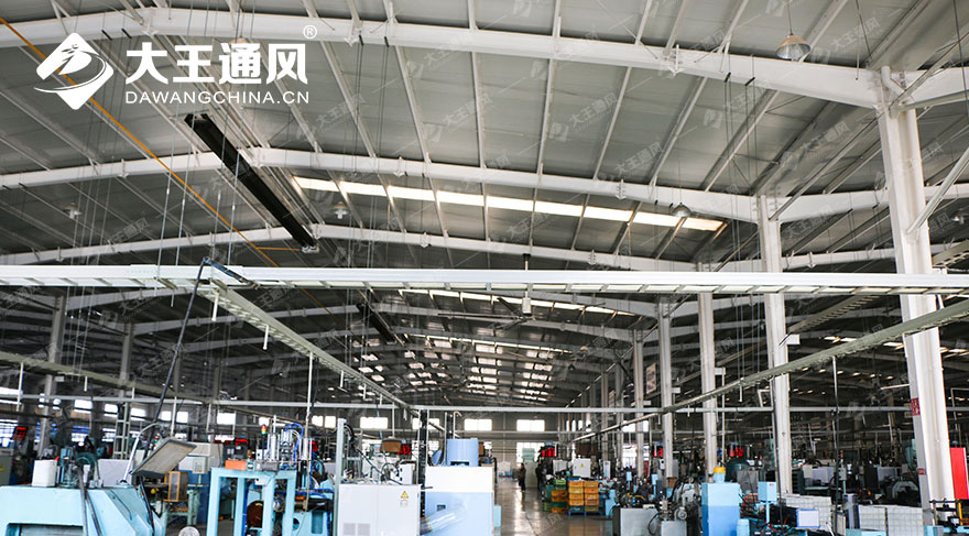 Большие промышленные вентиляторы на заводе пластмасс